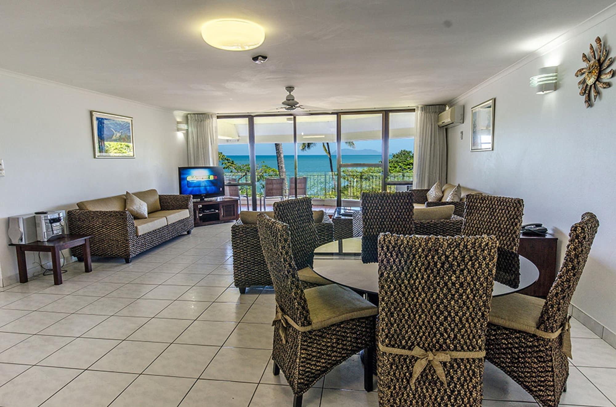 Roydon Beachfront Apartments Trinity Beach Esterno foto