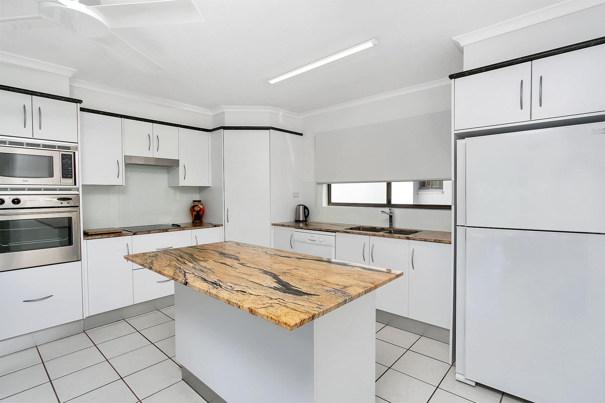 Roydon Beachfront Apartments Trinity Beach Esterno foto