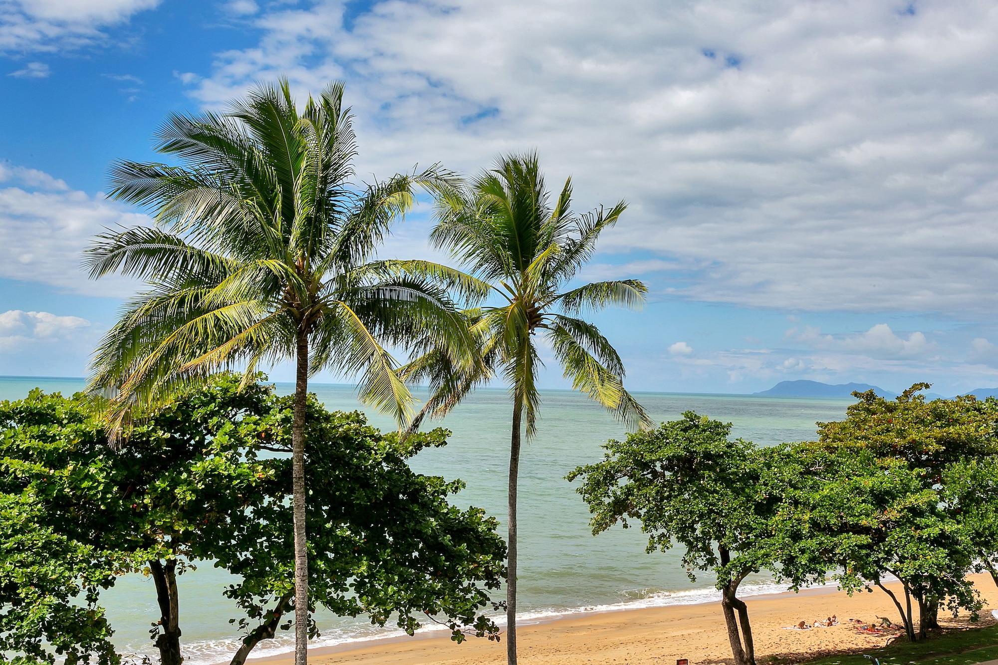 Roydon Beachfront Apartments Trinity Beach Esterno foto