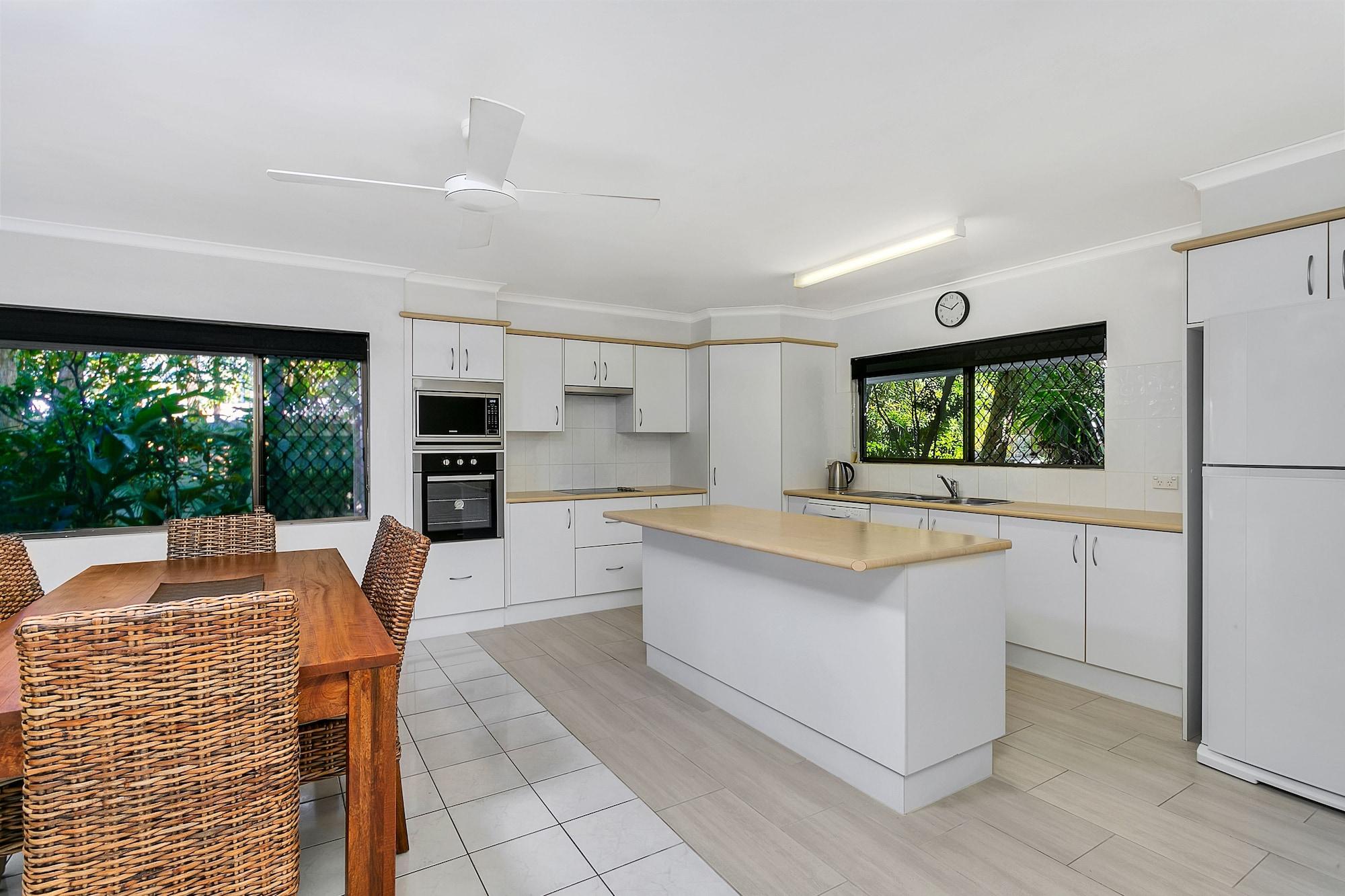 Roydon Beachfront Apartments Trinity Beach Esterno foto