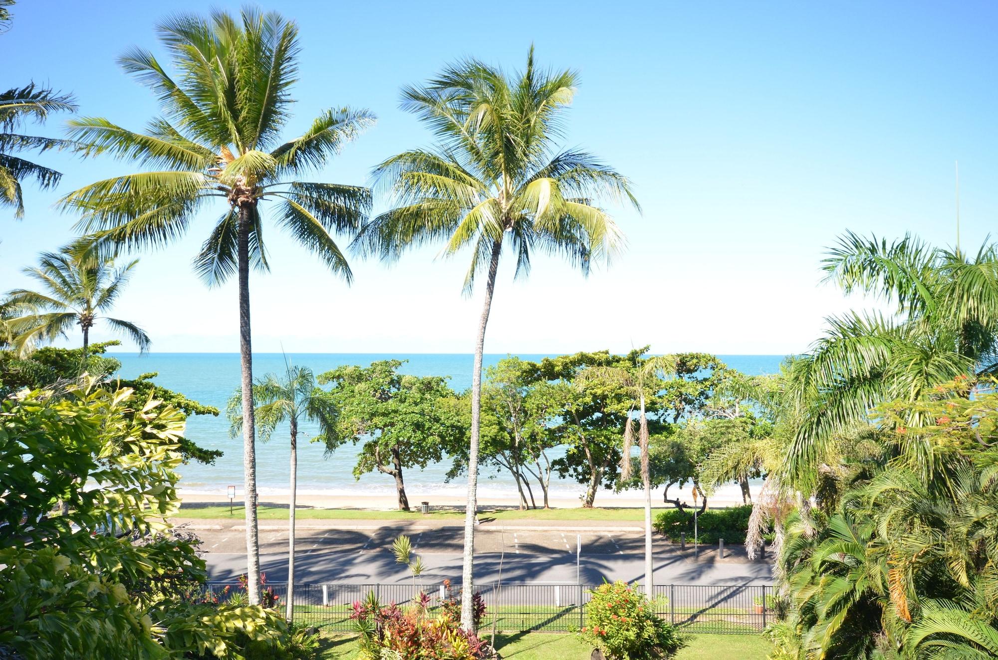 Roydon Beachfront Apartments Trinity Beach Esterno foto