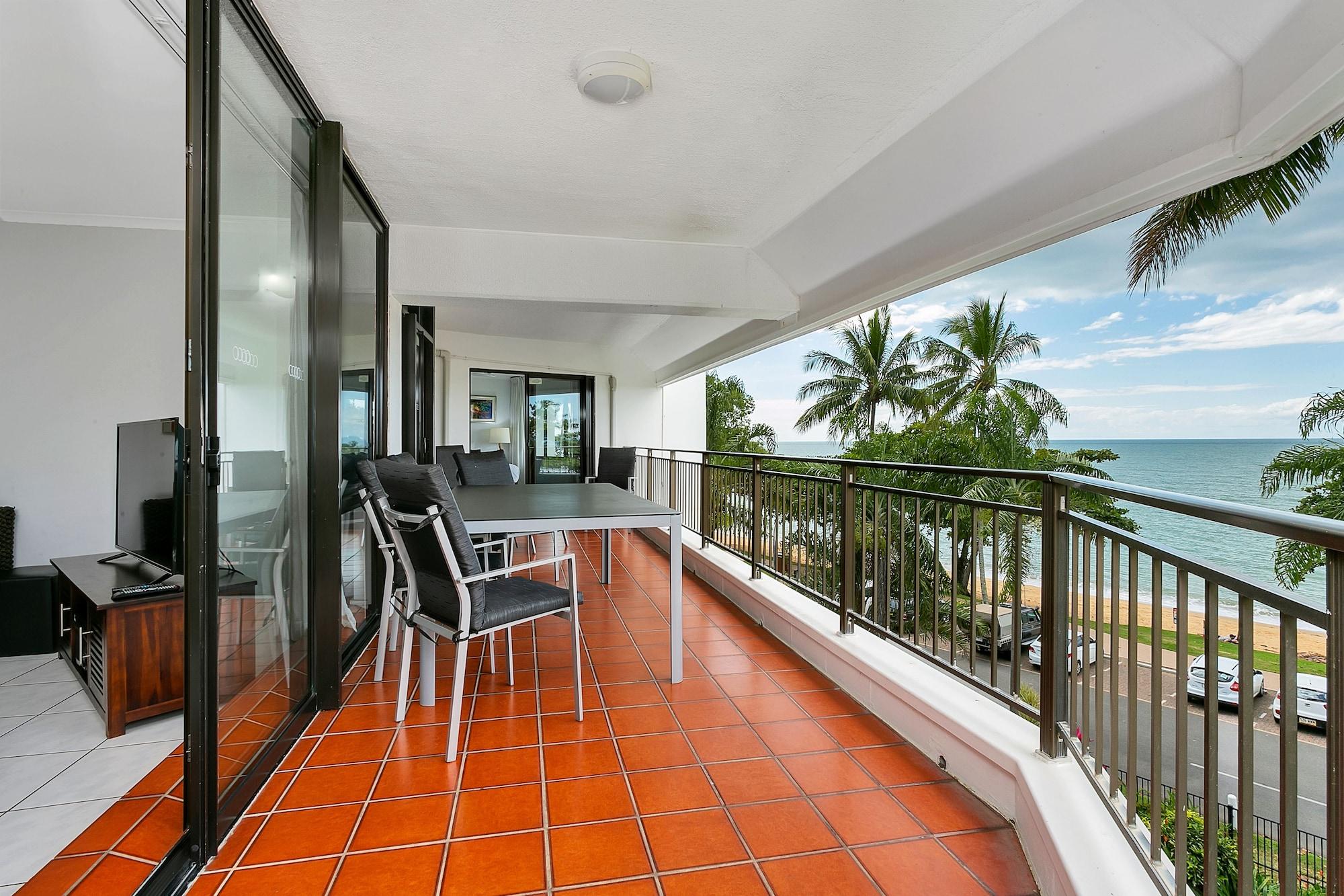 Roydon Beachfront Apartments Trinity Beach Esterno foto