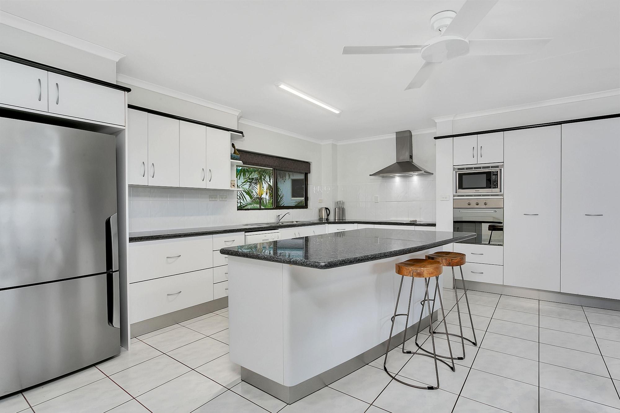 Roydon Beachfront Apartments Trinity Beach Esterno foto