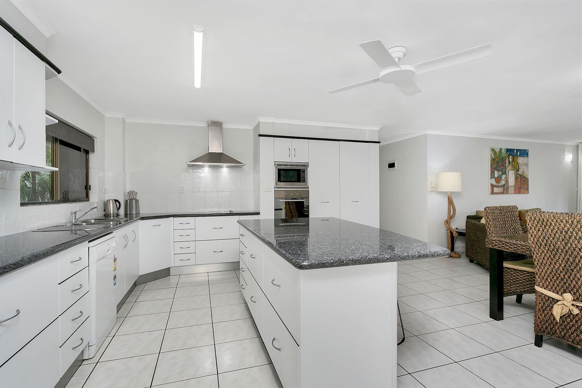 Roydon Beachfront Apartments Trinity Beach Esterno foto