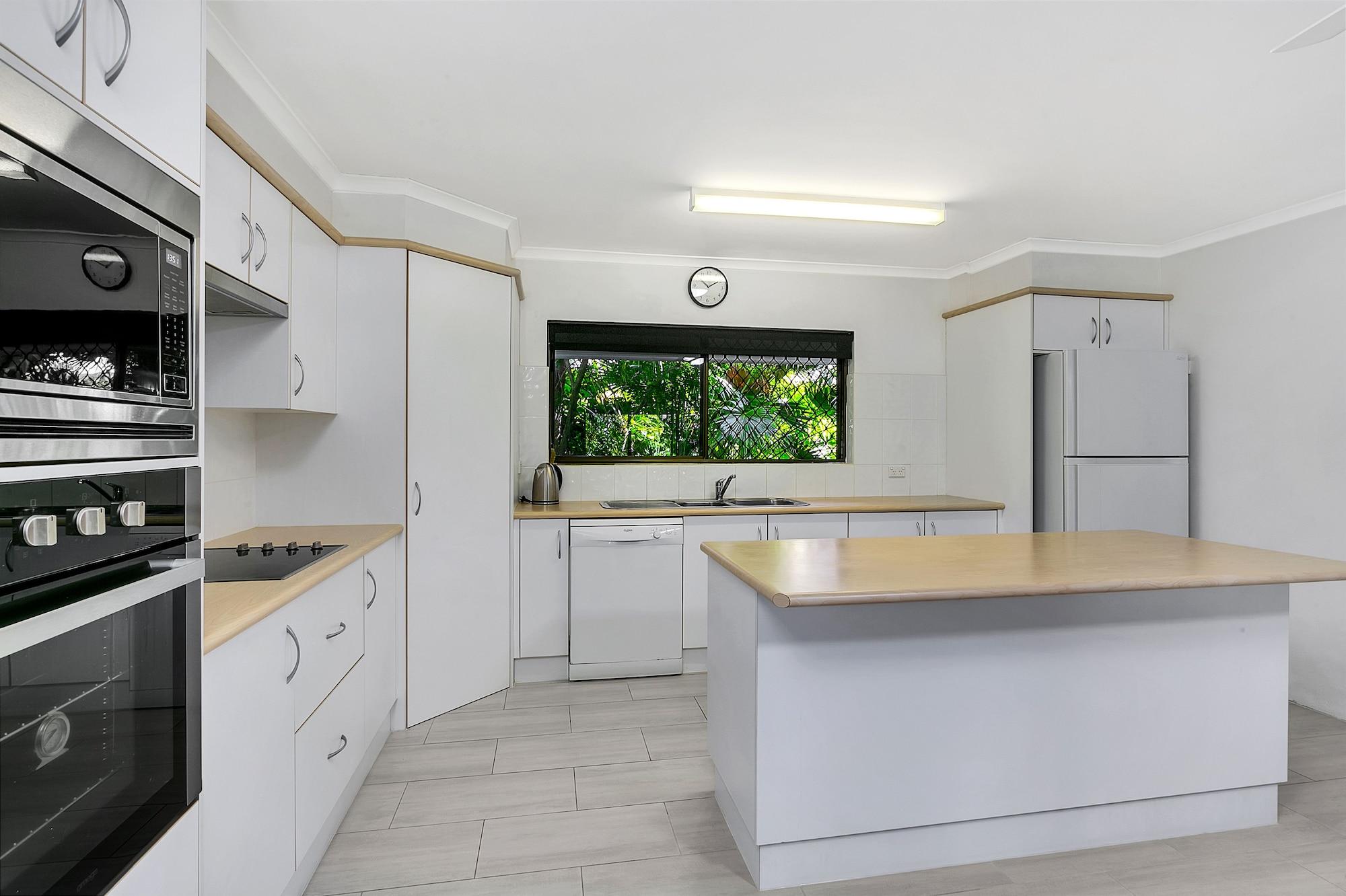 Roydon Beachfront Apartments Trinity Beach Esterno foto