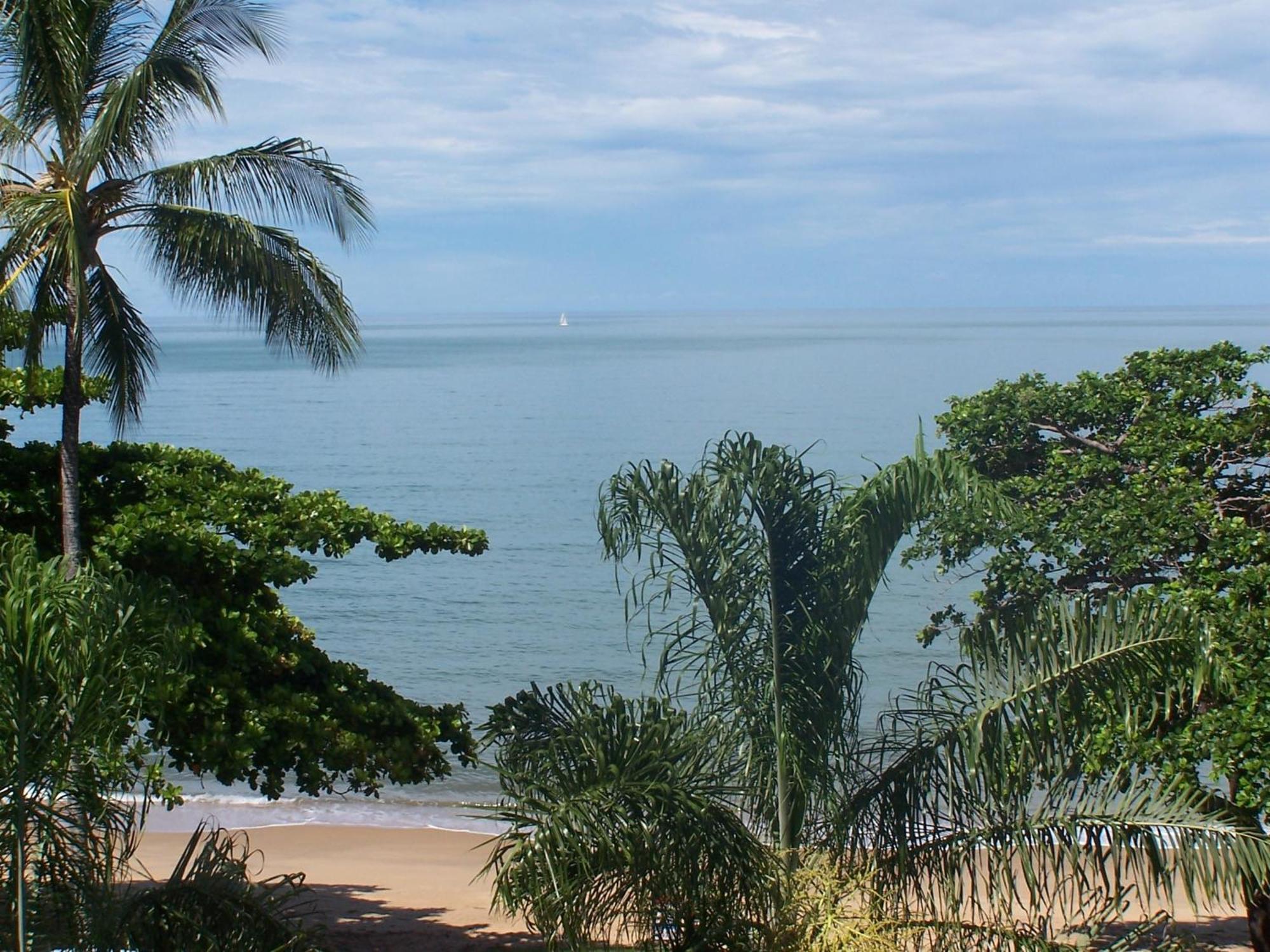 Roydon Beachfront Apartments Trinity Beach Esterno foto