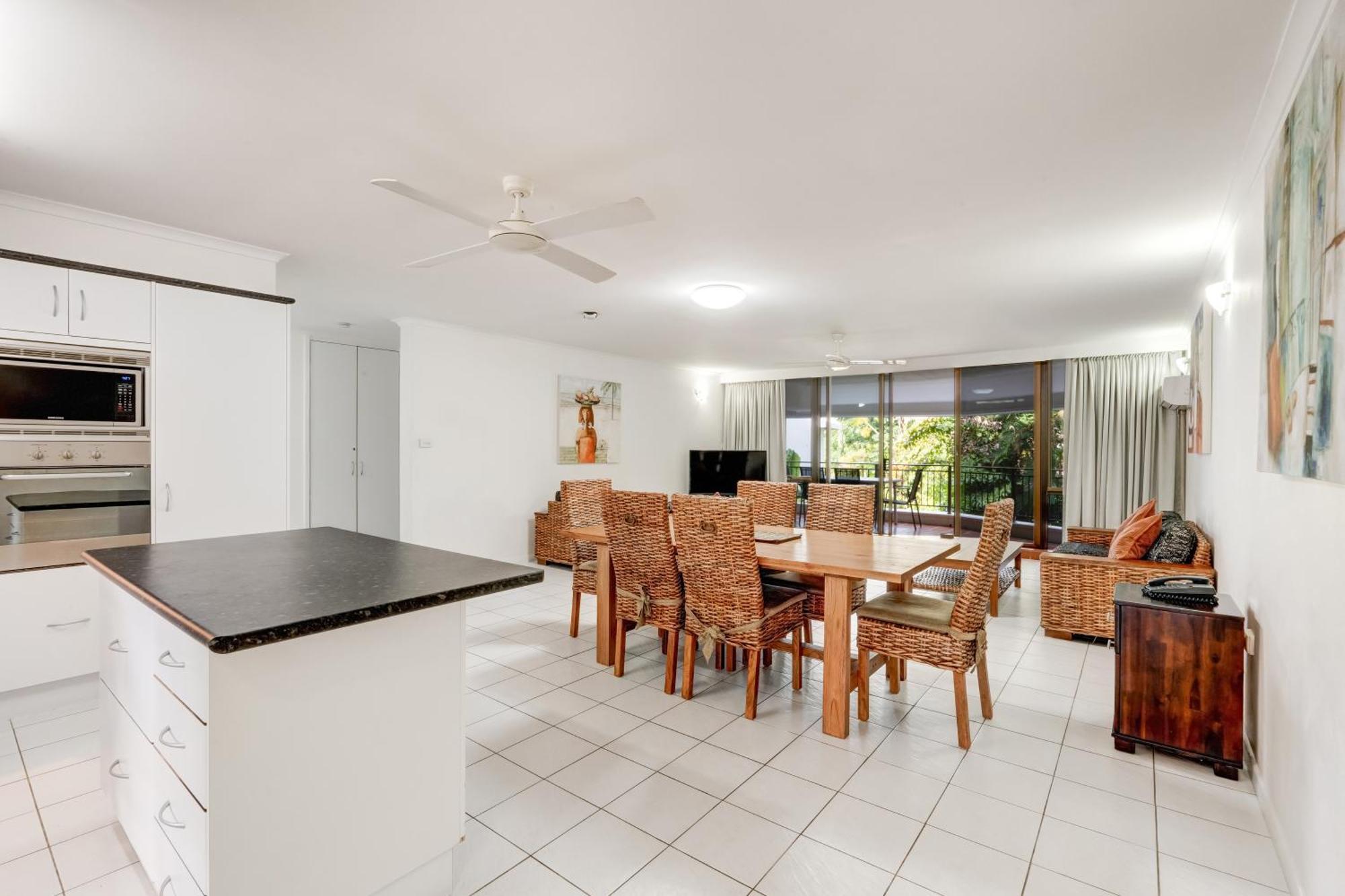 Roydon Beachfront Apartments Trinity Beach Esterno foto
