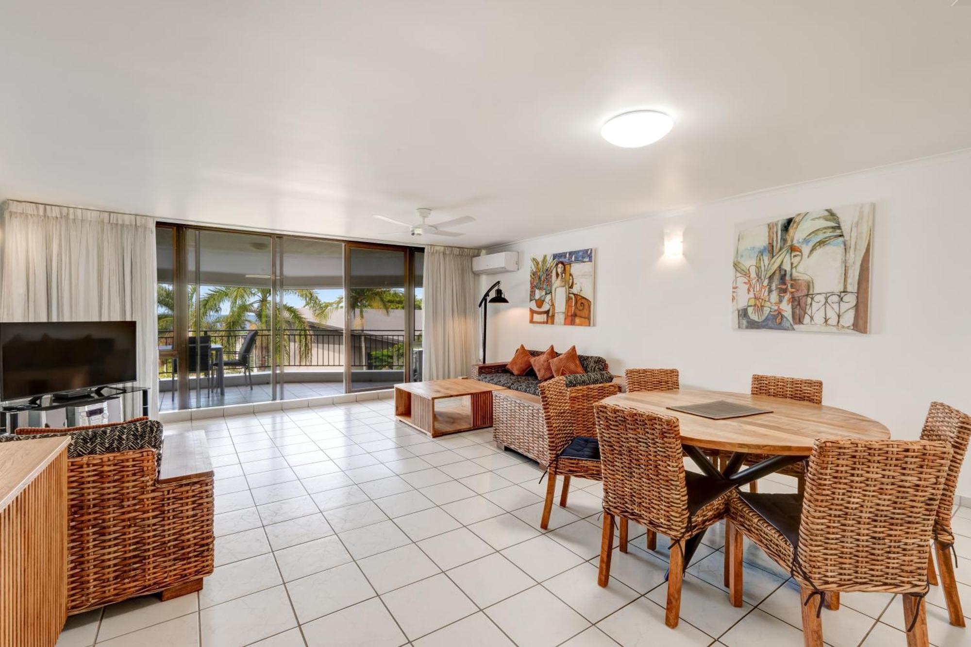 Roydon Beachfront Apartments Trinity Beach Esterno foto