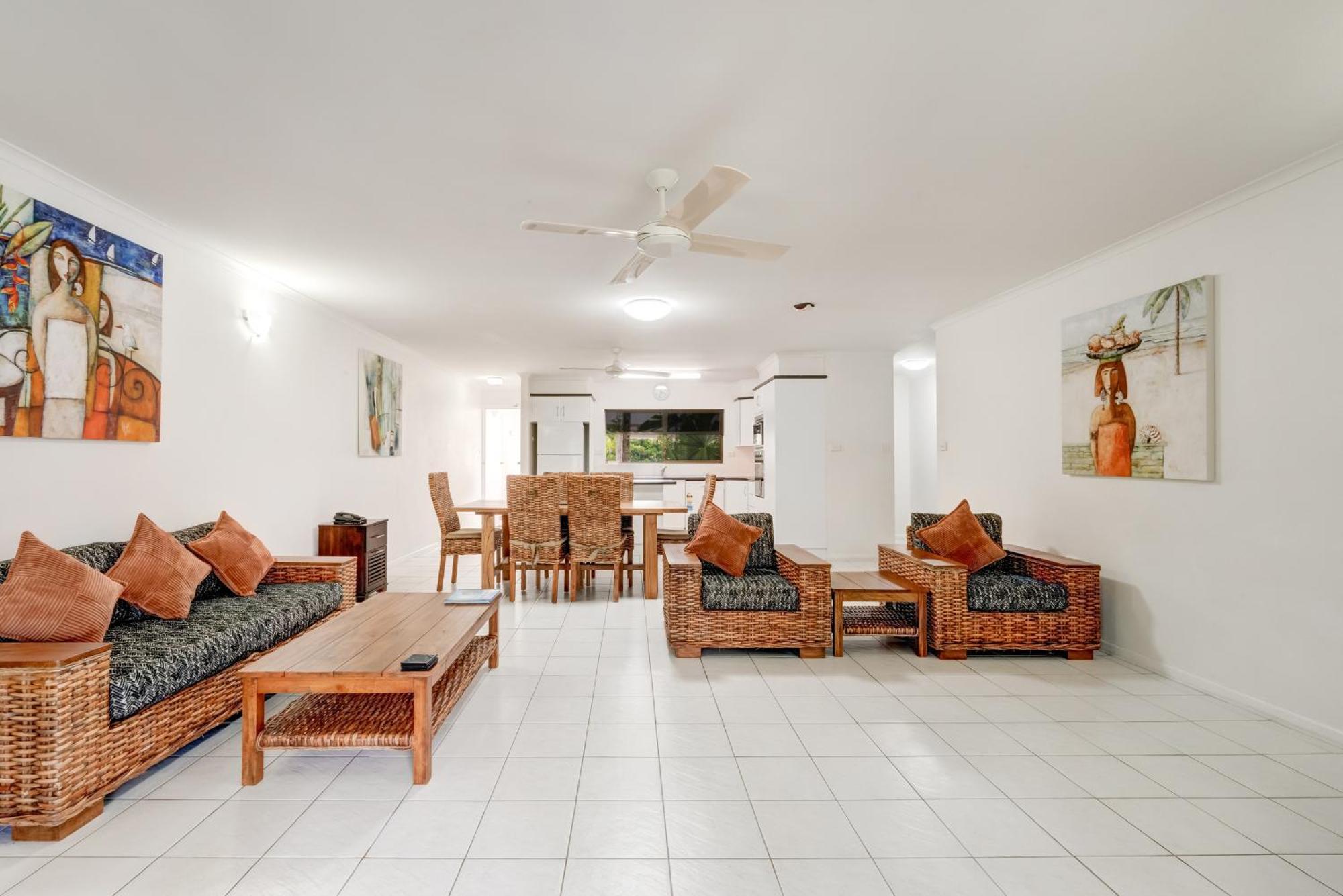 Roydon Beachfront Apartments Trinity Beach Esterno foto