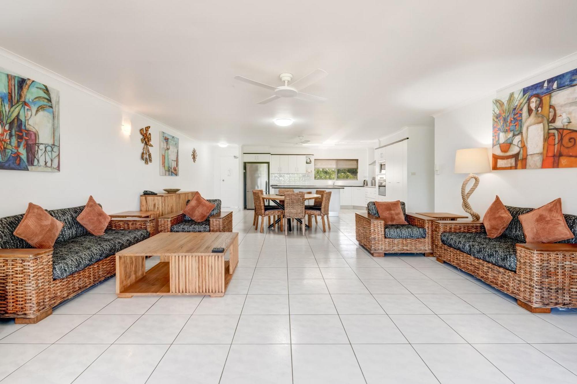 Roydon Beachfront Apartments Trinity Beach Esterno foto