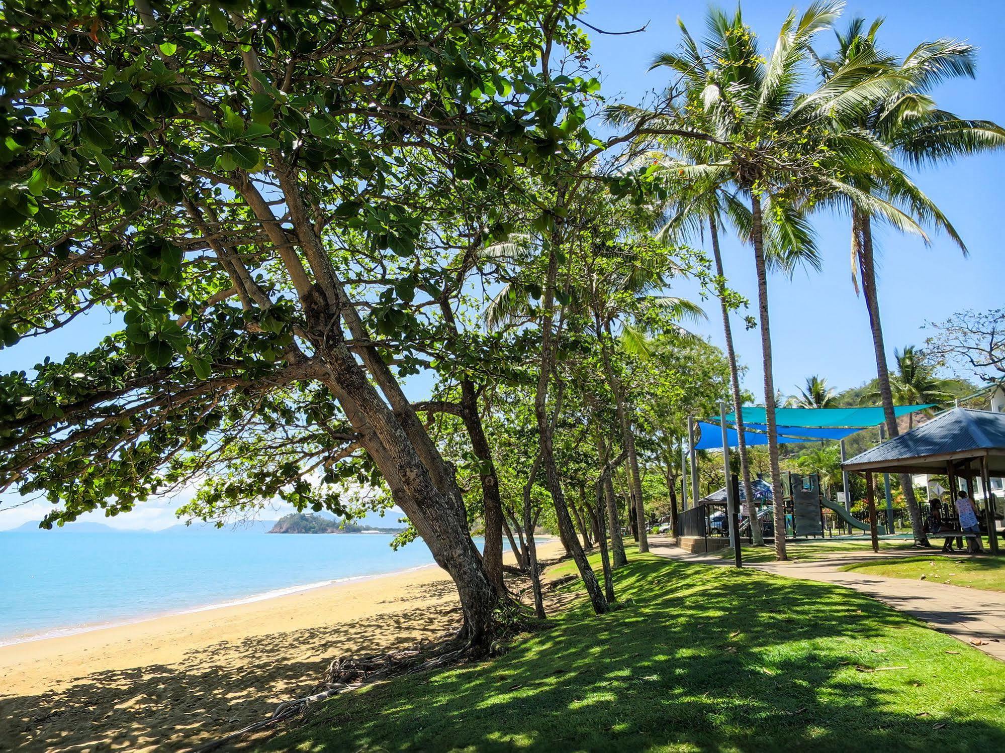 Roydon Beachfront Apartments Trinity Beach Esterno foto