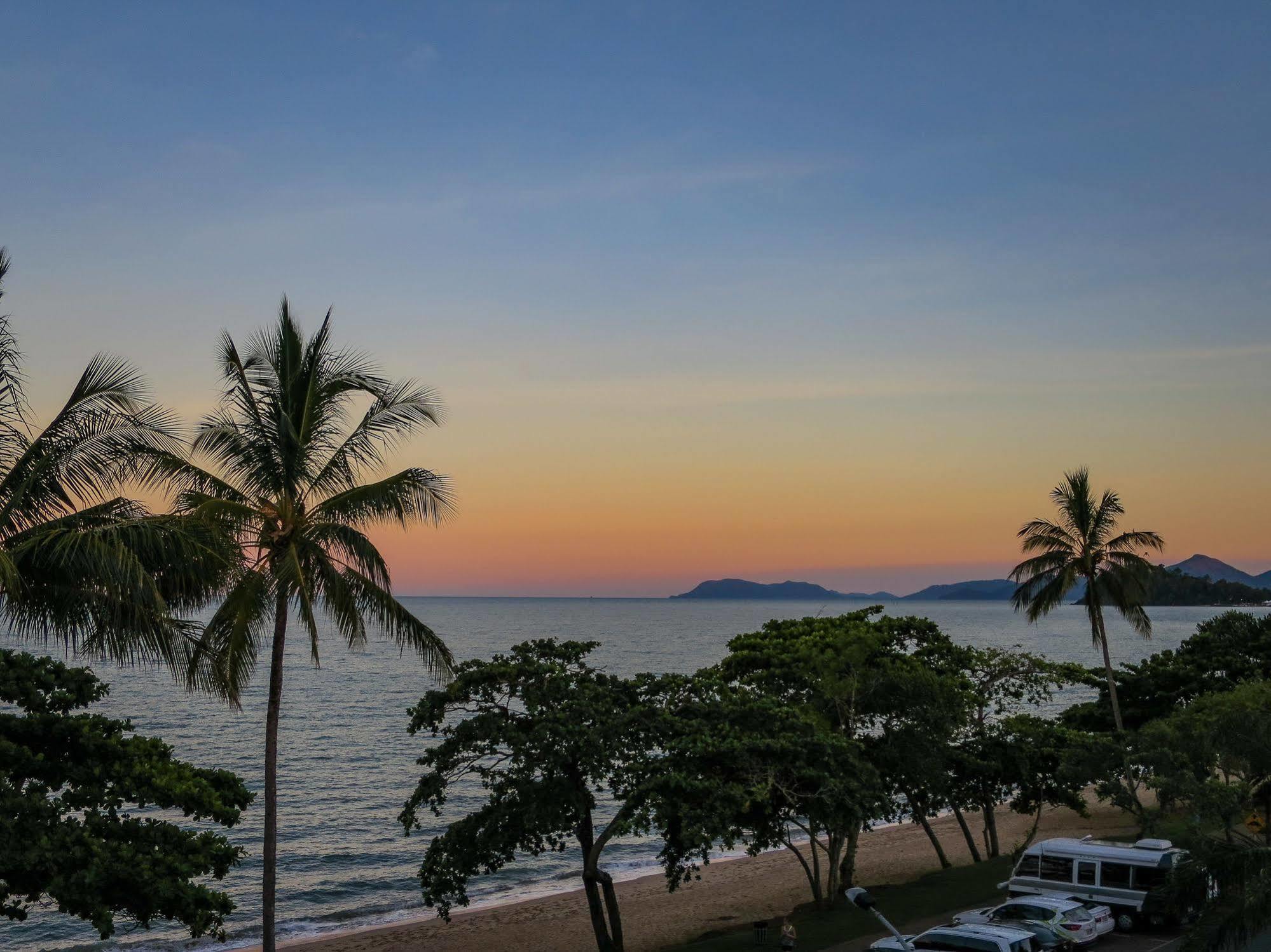 Roydon Beachfront Apartments Trinity Beach Esterno foto