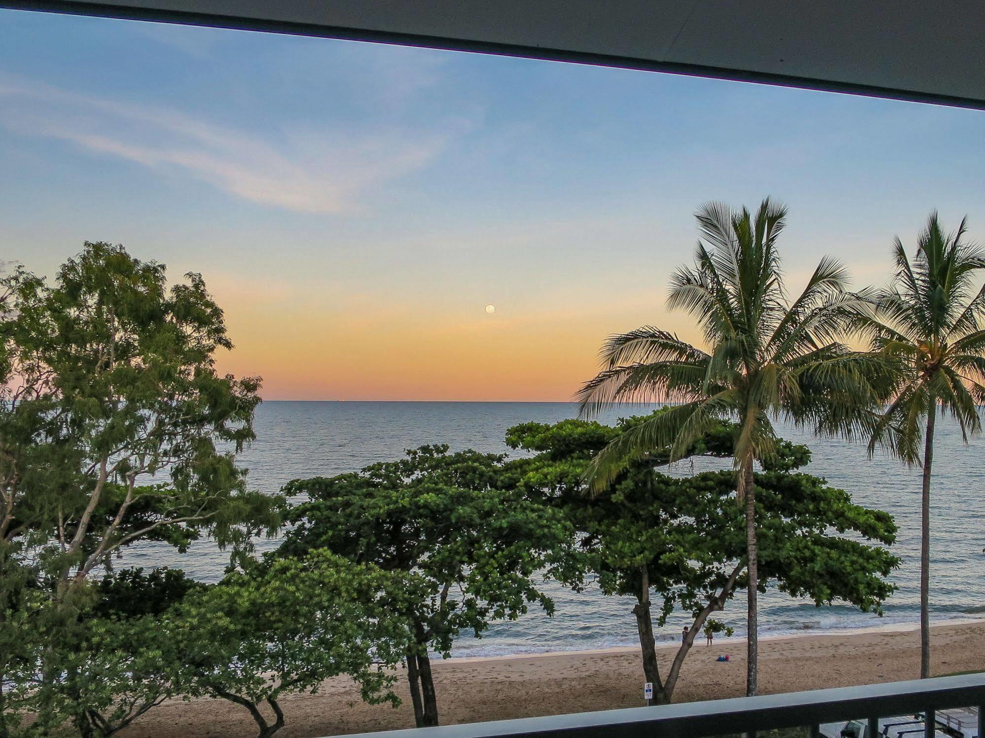 Roydon Beachfront Apartments Trinity Beach Esterno foto