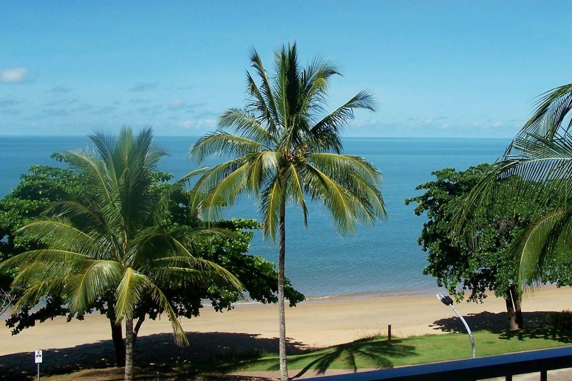 Roydon Beachfront Apartments Trinity Beach Esterno foto
