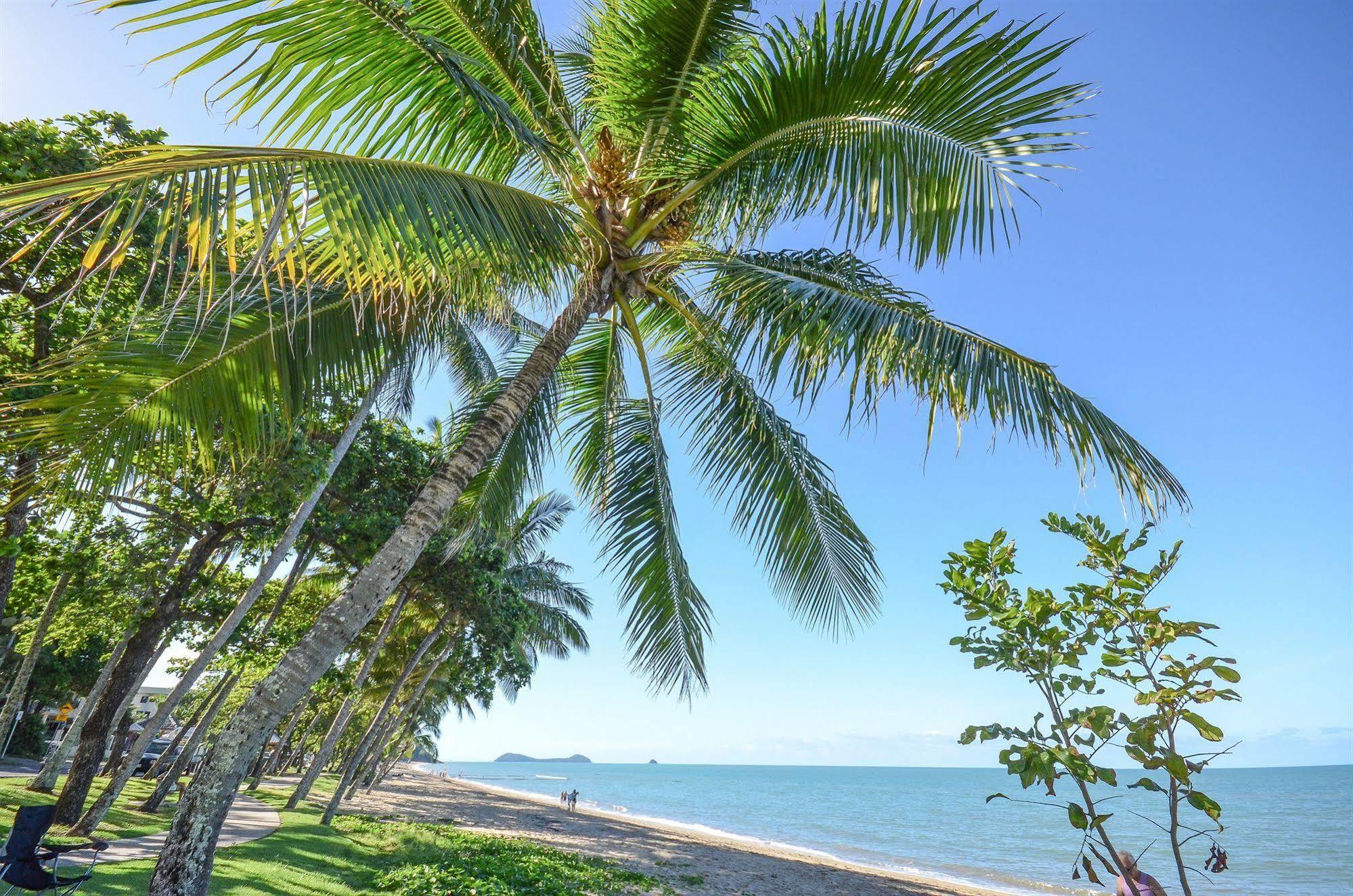 Roydon Beachfront Apartments Trinity Beach Esterno foto