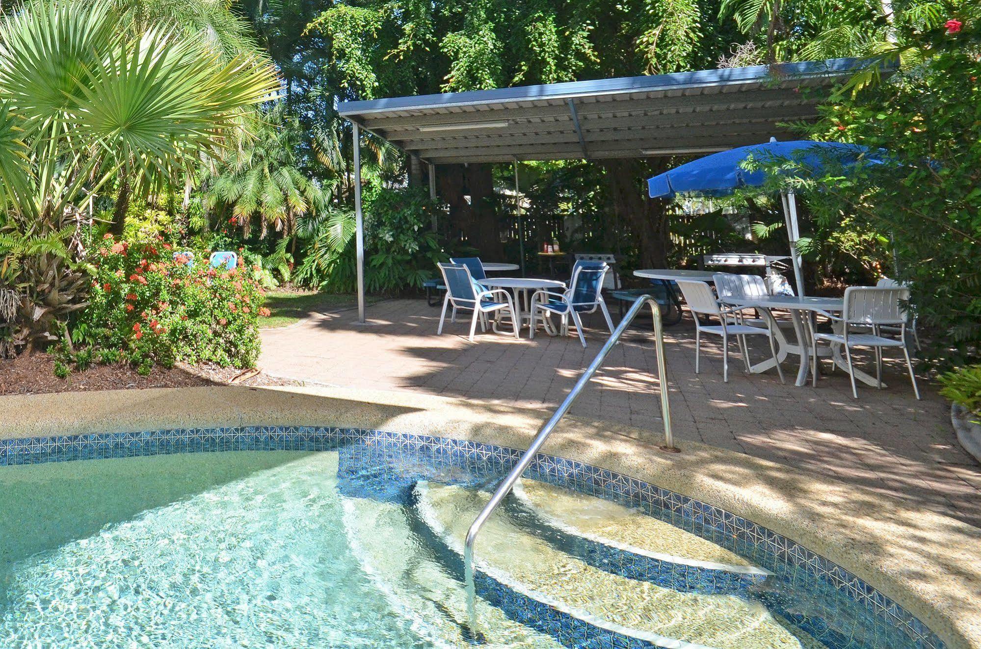 Roydon Beachfront Apartments Trinity Beach Esterno foto