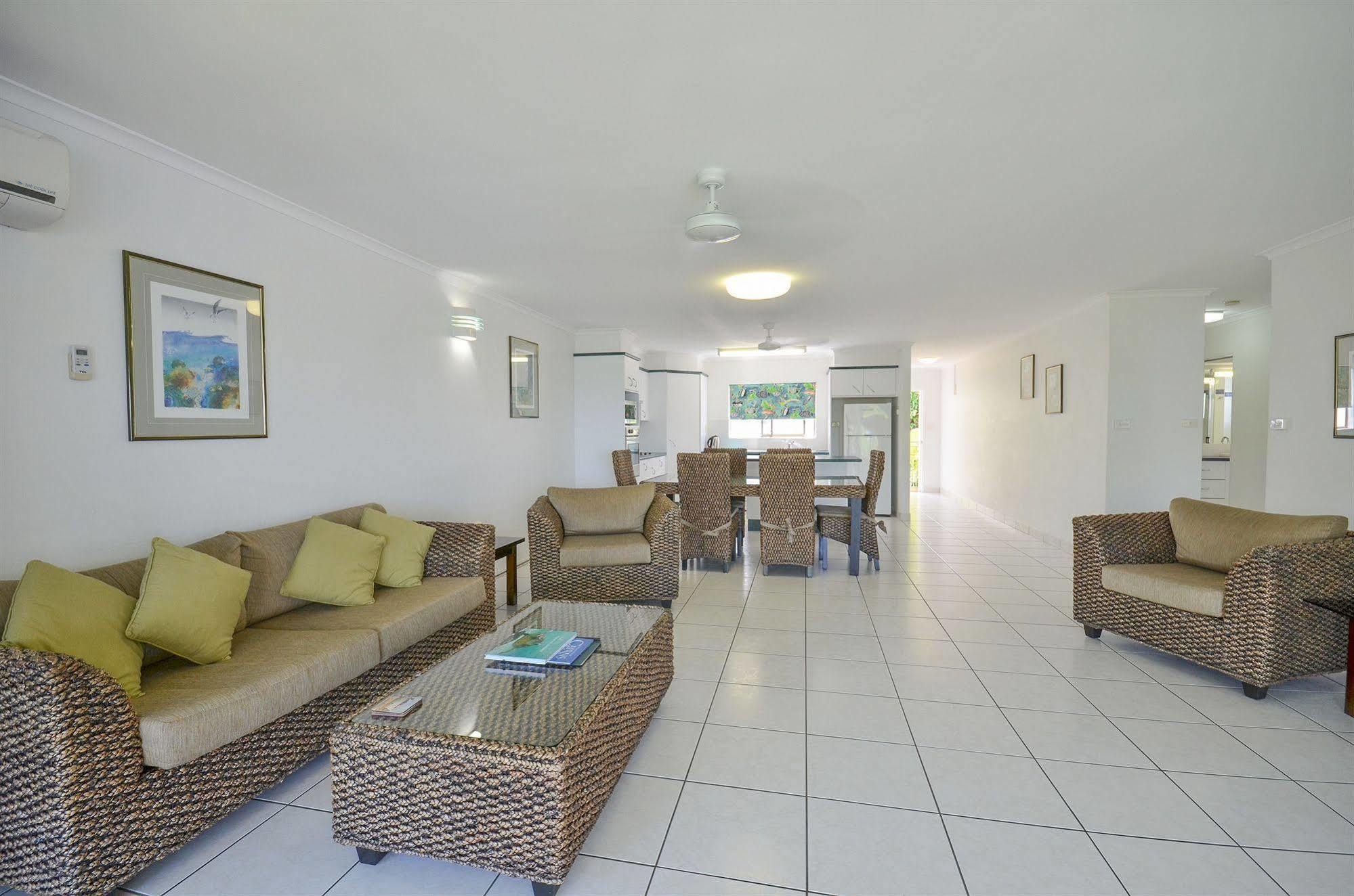 Roydon Beachfront Apartments Trinity Beach Esterno foto