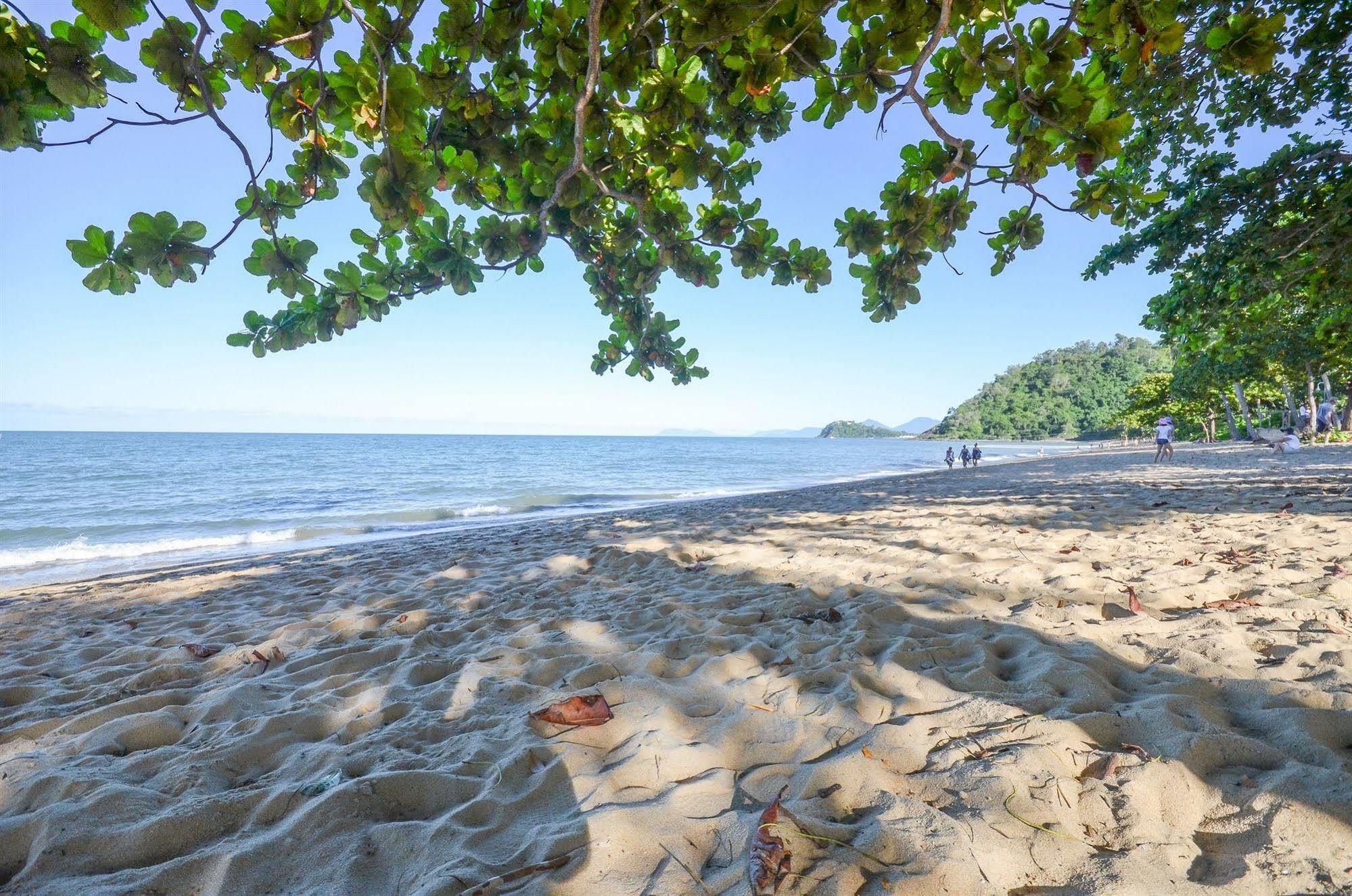 Roydon Beachfront Apartments Trinity Beach Esterno foto