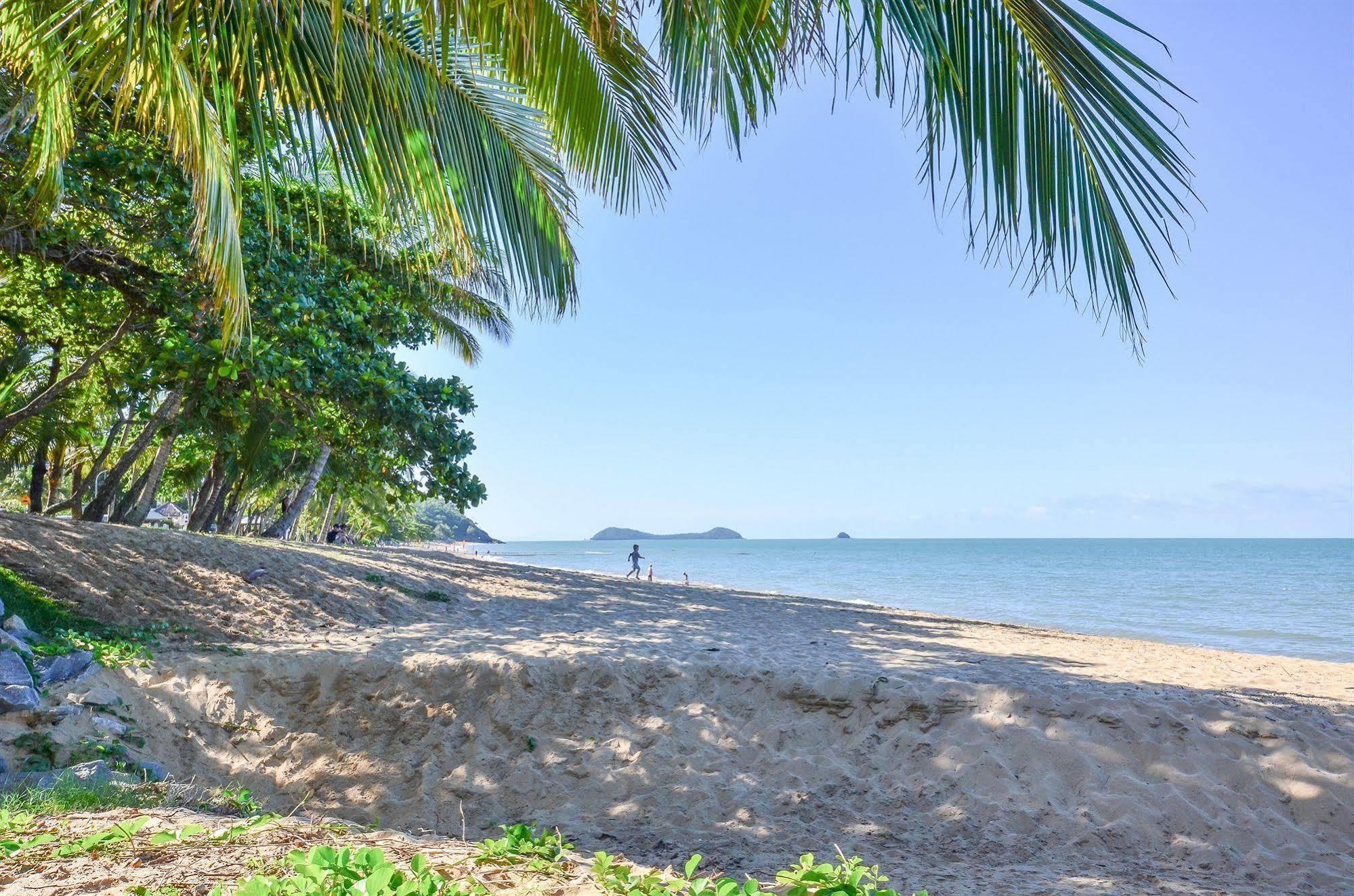 Roydon Beachfront Apartments Trinity Beach Esterno foto