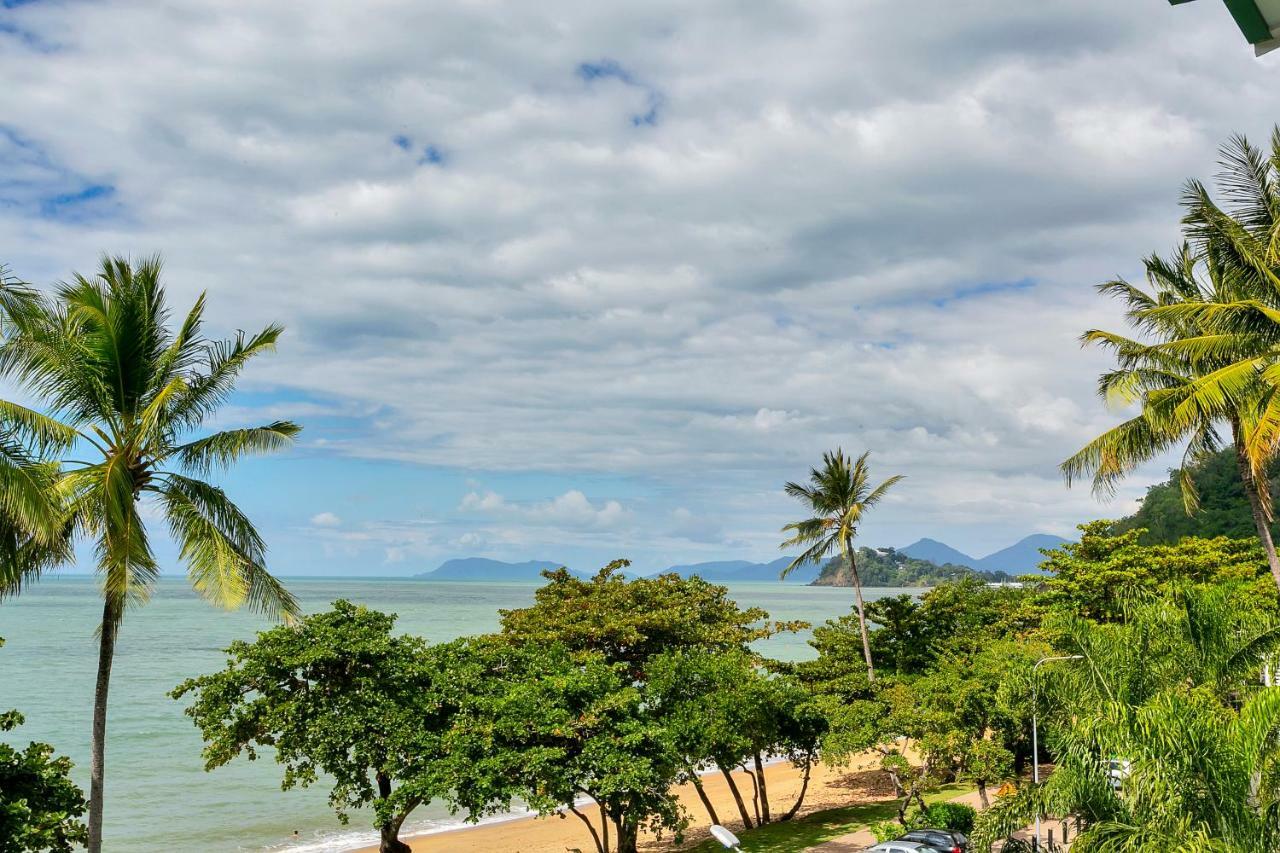 Roydon Beachfront Apartments Trinity Beach Esterno foto
