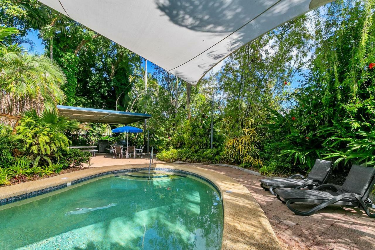 Roydon Beachfront Apartments Trinity Beach Esterno foto