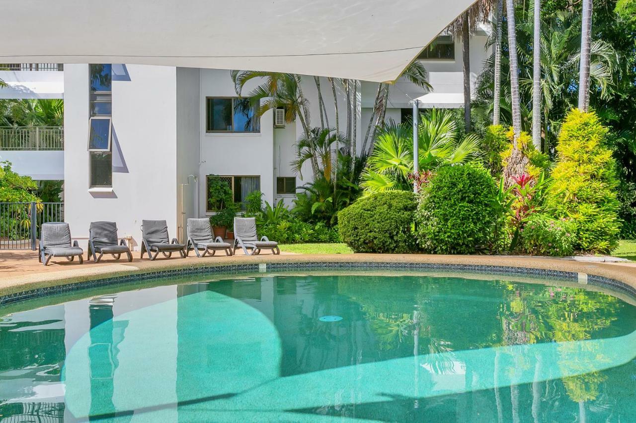 Roydon Beachfront Apartments Trinity Beach Esterno foto